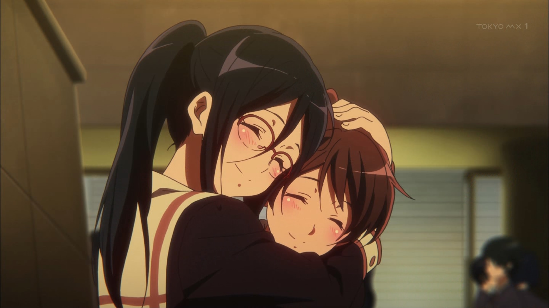 久美子を抱きしめるあすか先輩(第12話画像)